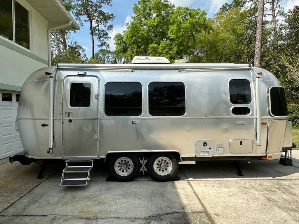 24 2022 Airstream Globetrotter 23FB Twin - National Vehicle