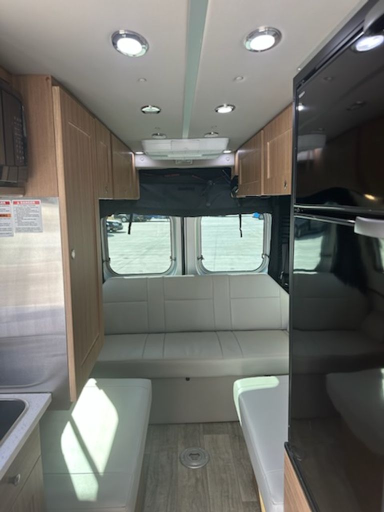 ༒ 2023 Roadtrek Zion Slumber - National Vehicle