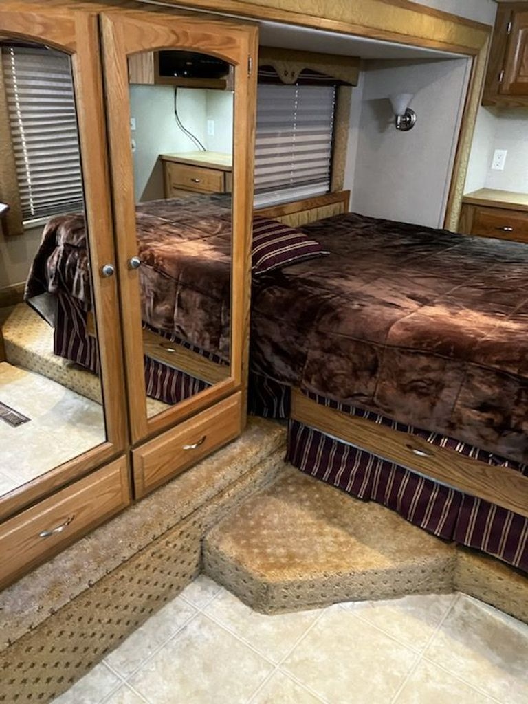 2006 Carriage Cameo LXI 32KS3 - National Vehicle