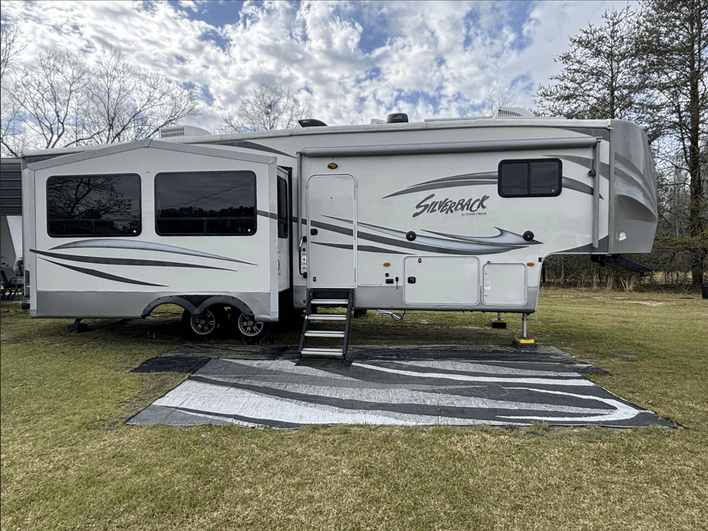 KOARA様 2014 Forest River Cedar Creek Silverback 33RL - National Vehicle