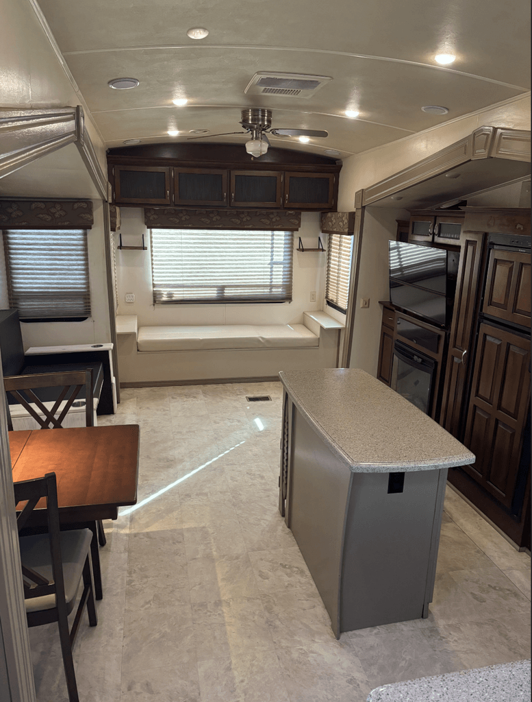 KOARA様 2014 Forest River Cedar Creek Silverback 33RL - National Vehicle