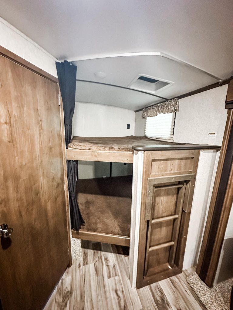 ロイヤルランバー　 2016 DRV Mobile Suites 41RSSB4 - National Vehicle