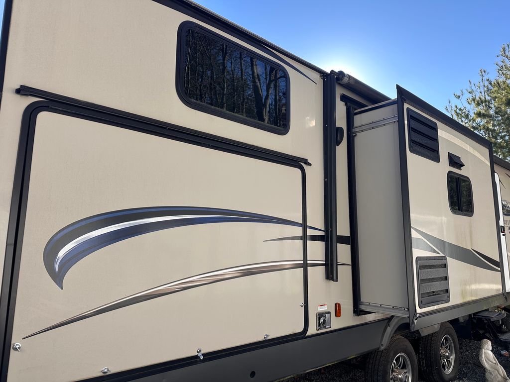 2016 Coachmen Freedom Express Liberty 320BHDSLE - National Vehicle