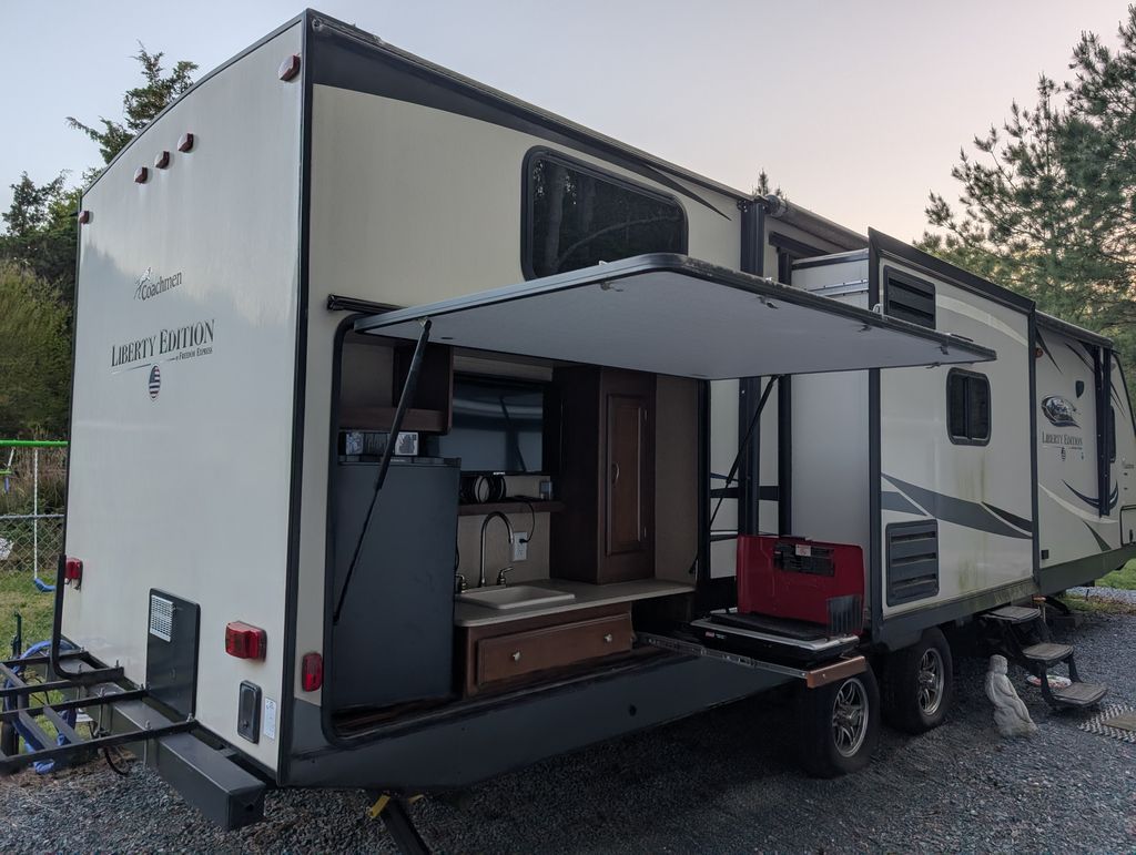 2016 Coachmen Freedom Express Liberty 320BHDSLE - National Vehicle