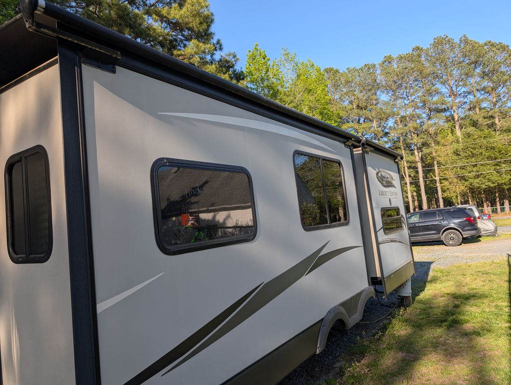 ルナ 2016 Coachmen Freedom Express Liberty 320BHDSLE - National Vehicle