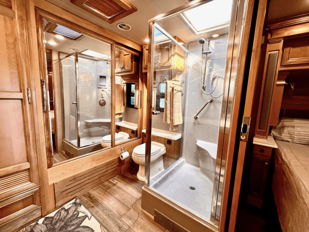 はー 2021 Tiffin Motorhomes Phaeton 40IH - National Vehicle
