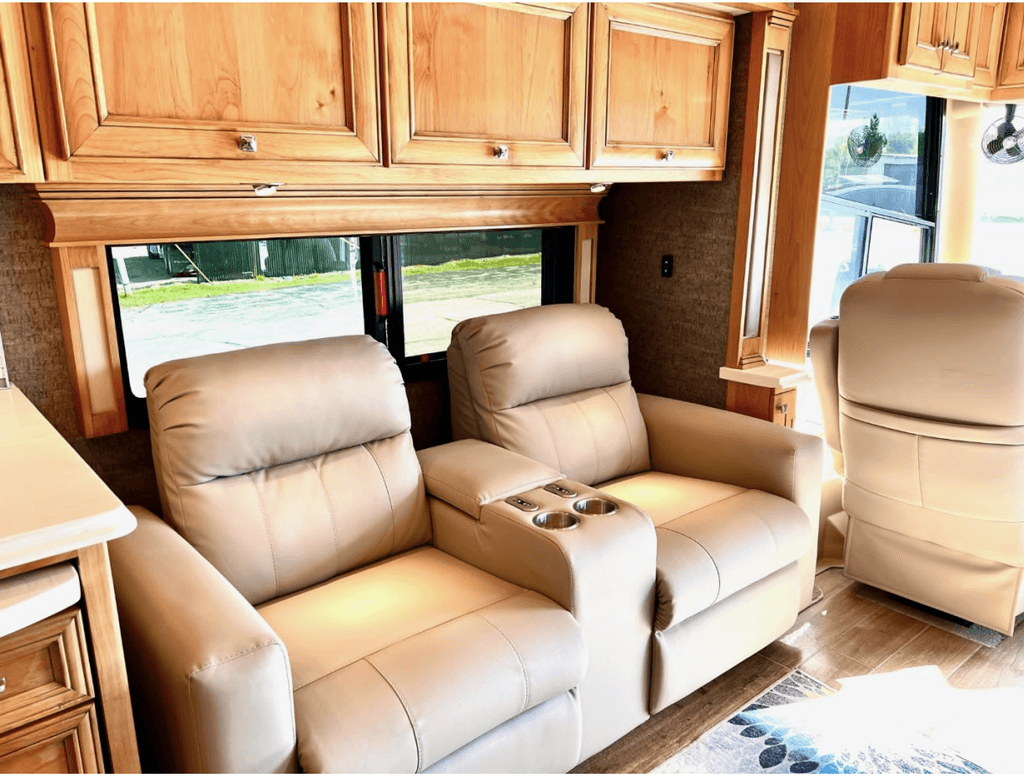 はー 2021 Tiffin Motorhomes Phaeton 40IH - National Vehicle