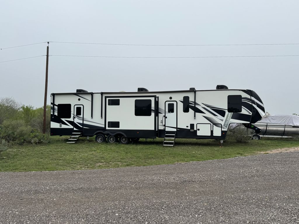 all s 2022 Dutchmen Voltage 4225 - National Vehicle