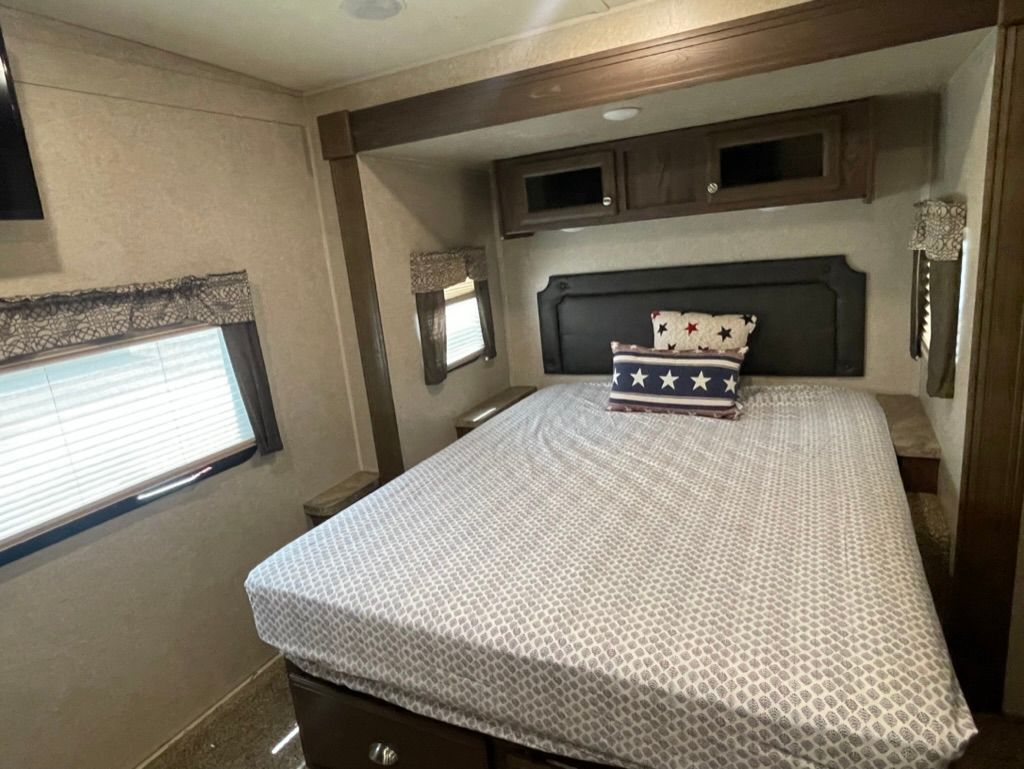 2018 Forest River Rockwood Signature Ultra Lite 8324BS - National