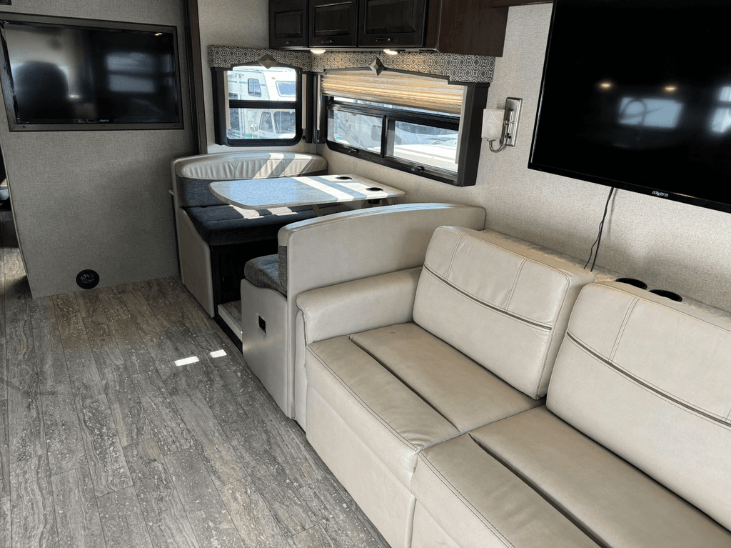 ソファ 2020 Thor Motor Coach Hurricane 34R - National Vehicle