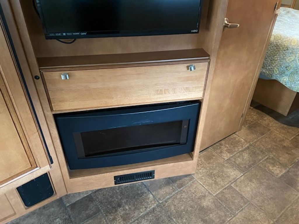 2014 Winnebago Vista 35F - National Vehicle