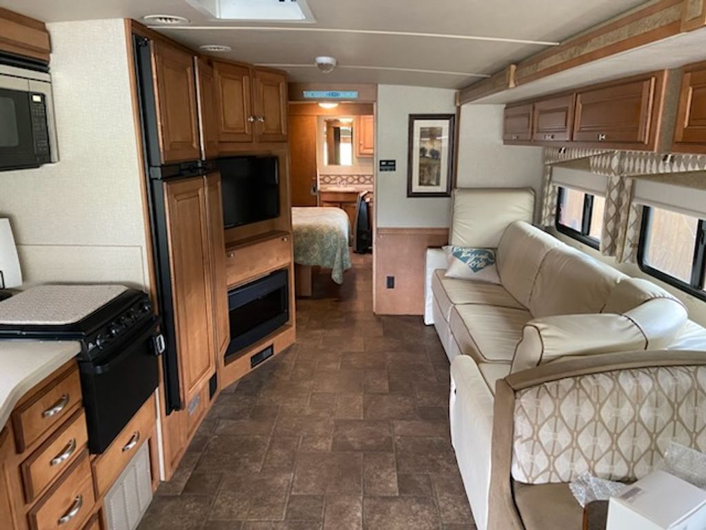MCA様 2014 Winnebago Vista 35F - National Vehicle
