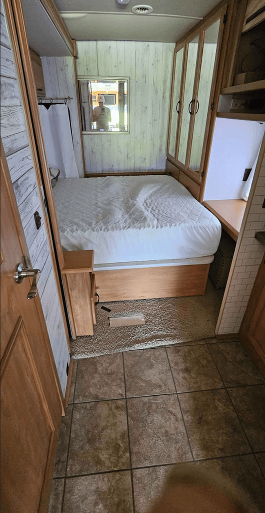 2008 Winnebago Adventurer 33V - National Vehicle