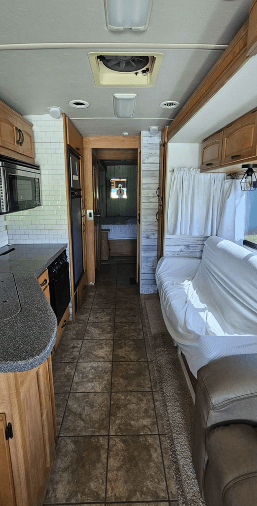 2008 Winnebago Adventurer 33V - National Vehicle