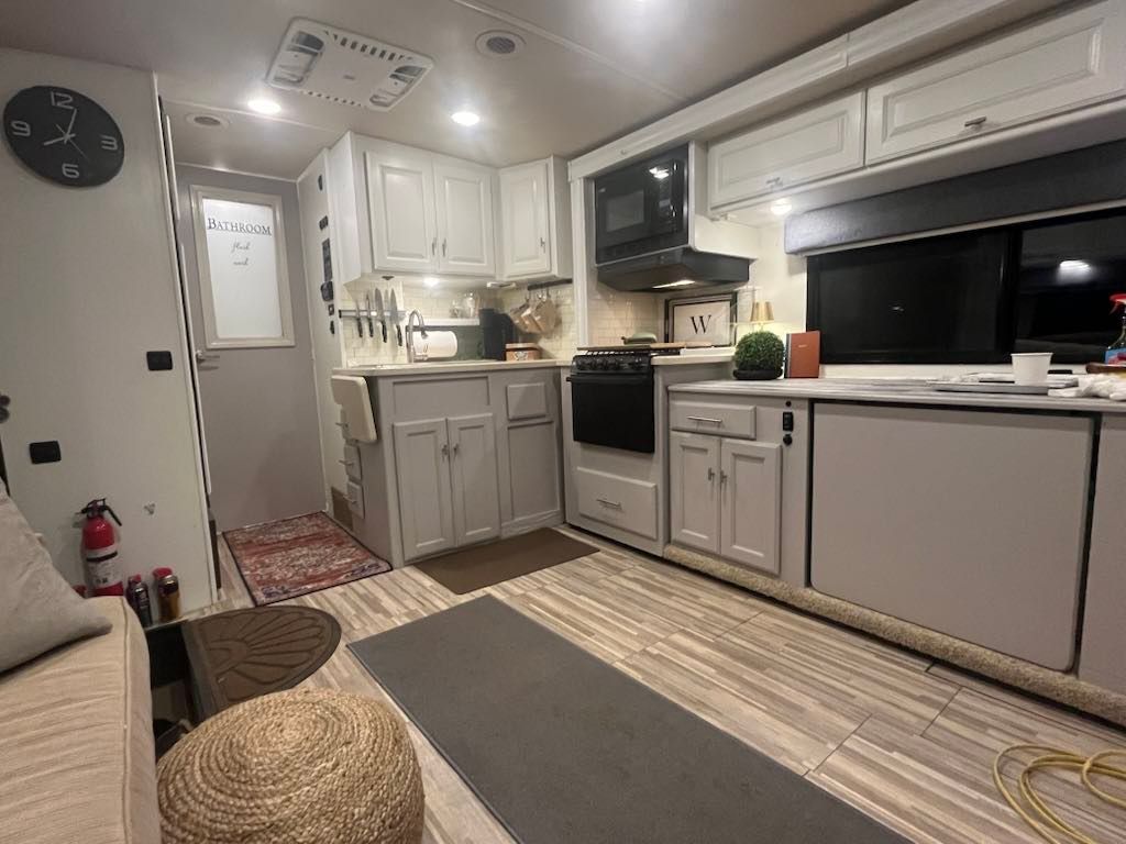 2016 Winnebago Vista LX 30T - National Vehicle