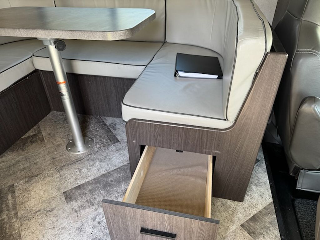 テーブル 2021 Forest River Sunseeker LE 2350LE - National Vehicle