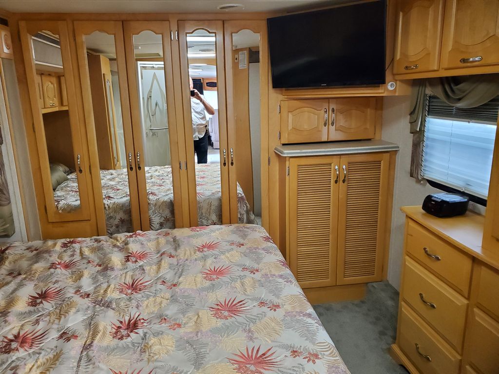ベッド 2005 Newmar Mountain Aire 3504 - National Vehicle