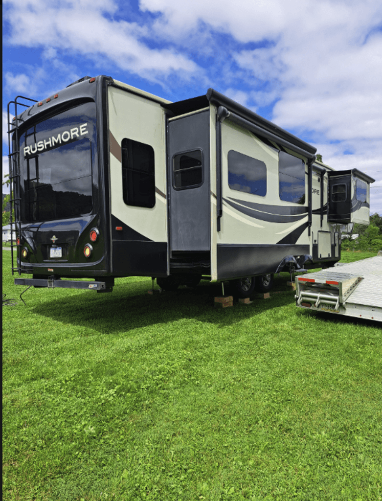 2015 Crossroads Rushmore Franklin - National Vehicle