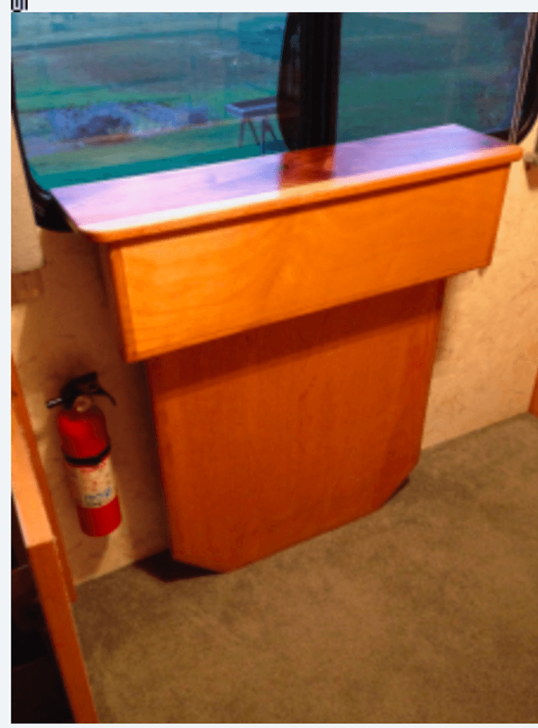 ツナミ 1999 Safari Trek 2830 - National Vehicle