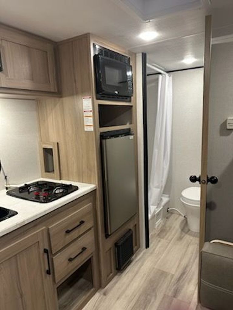 フルハウス 2003 Winnebago Rialta 22QD - National Vehicle