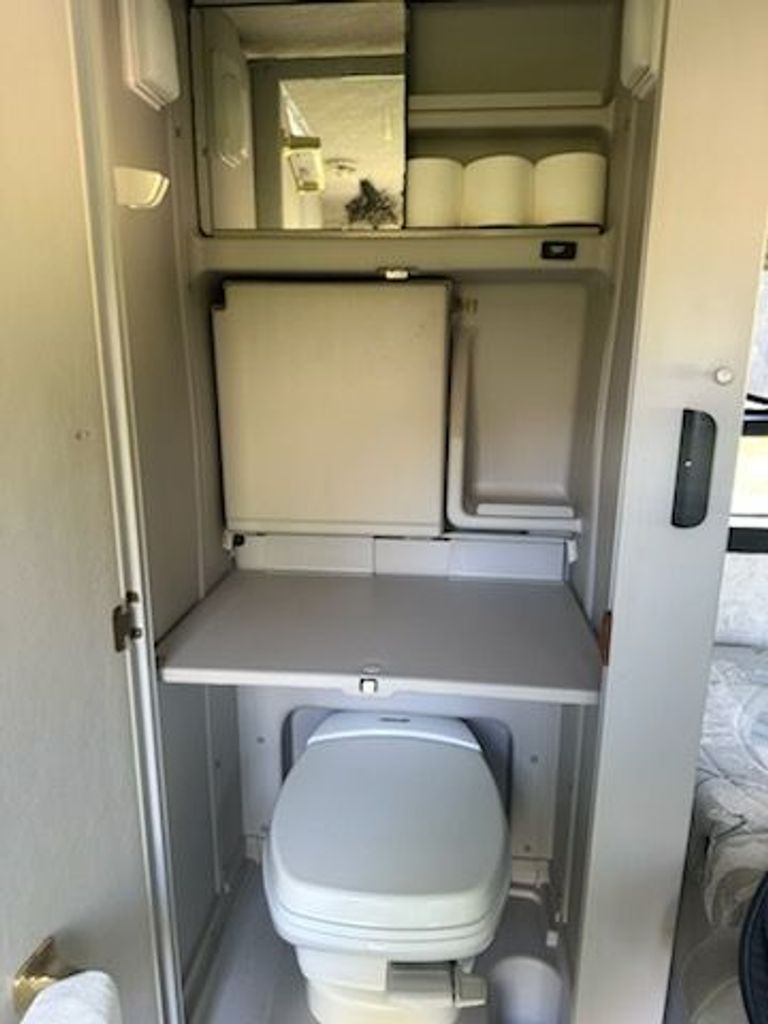 2003 Winnebago Rialta 22QD - National Vehicle