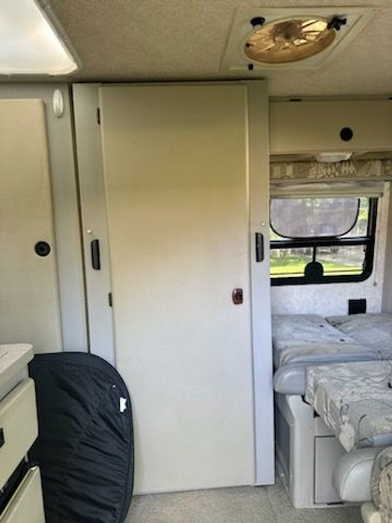 フルハウス 2003 Winnebago Rialta 22QD - National Vehicle