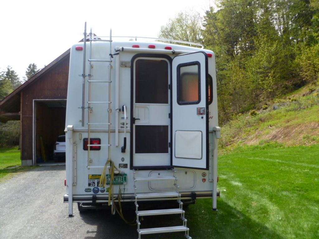 2003 Bigfoot 2500 Series 25-C-10.6-E - National Vehicle