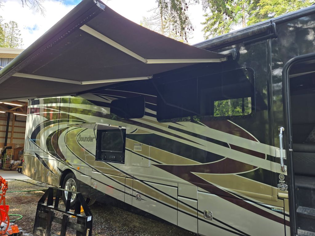 2018 Fleetwood Bounder 35P - National Vehicle