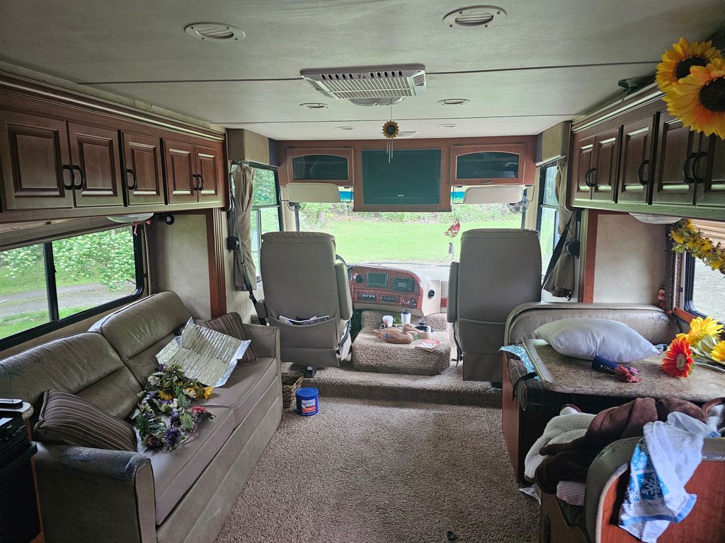 2011 Four Winds Hurricane 31D - National Vehicle