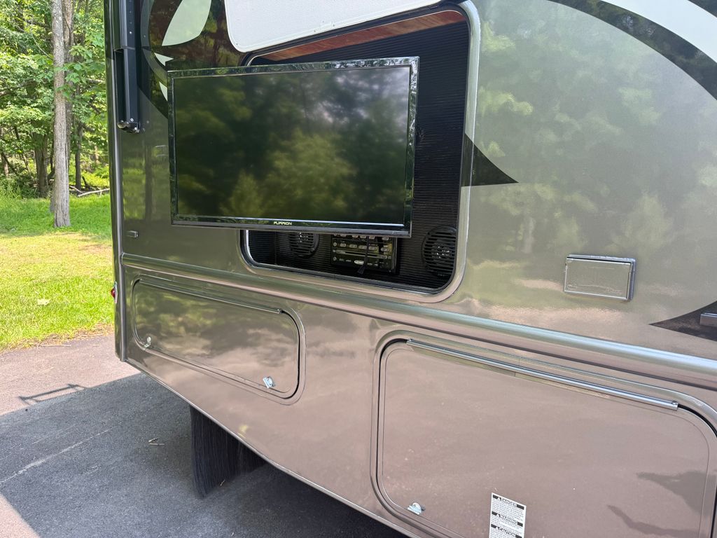2014 NeXus Ghost 34G - National Vehicle