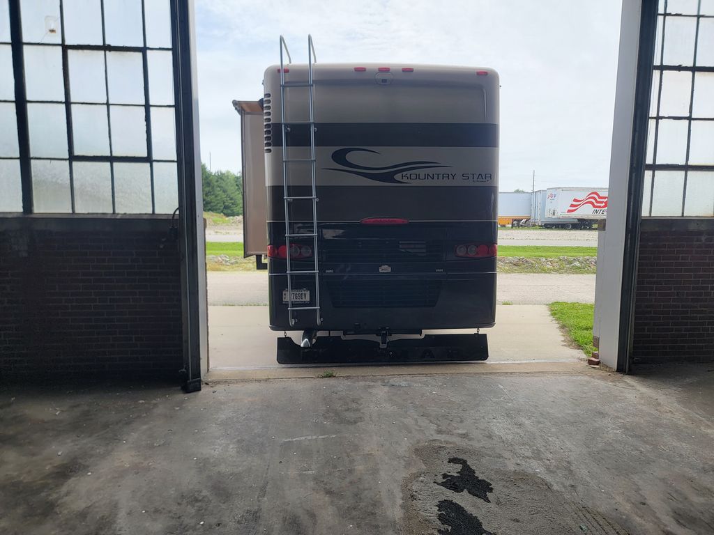 2005 Newmar Kountry Star 3721 - National Vehicle