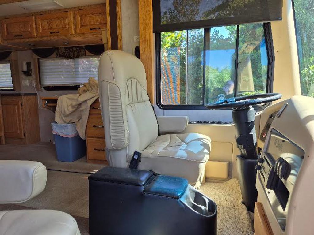 2005 Monaco Knight 38PST - National Vehicle