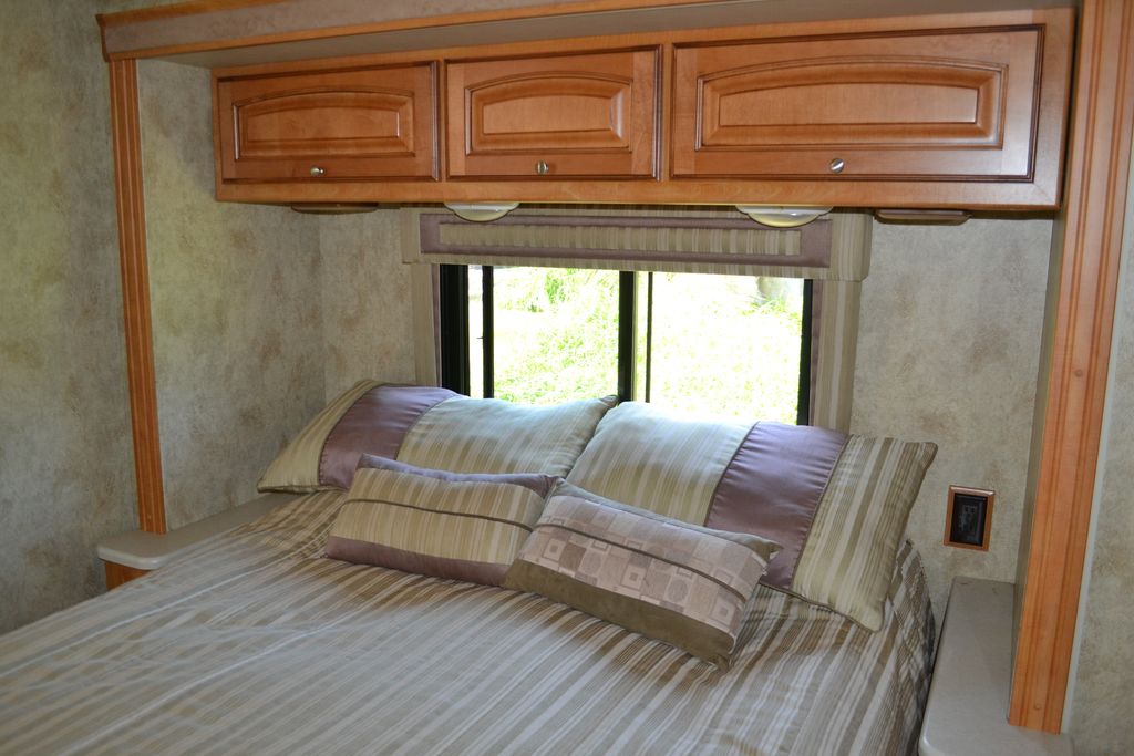 2011 Winnebago Vista 26P - National Vehicle