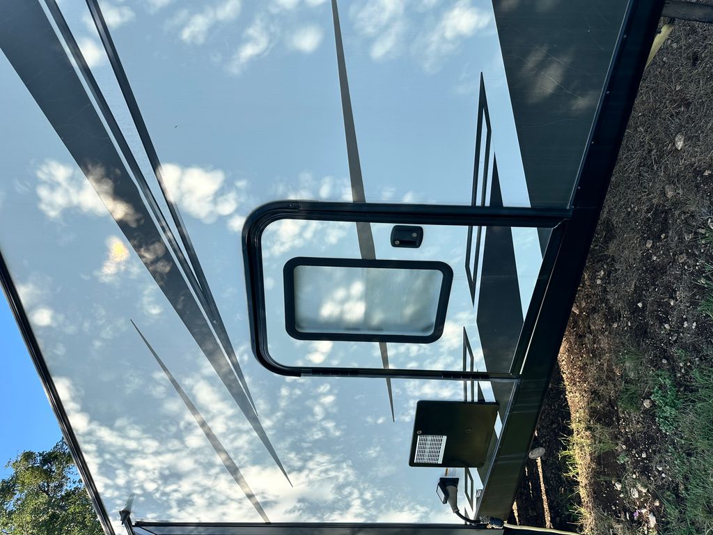 2021 Prime Time Tracer 29QBD - National Vehicle