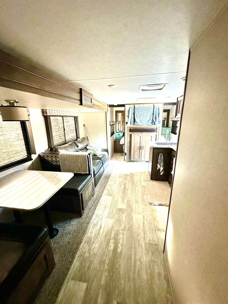 2021 Prime Time Tracer 29QBD - National Vehicle