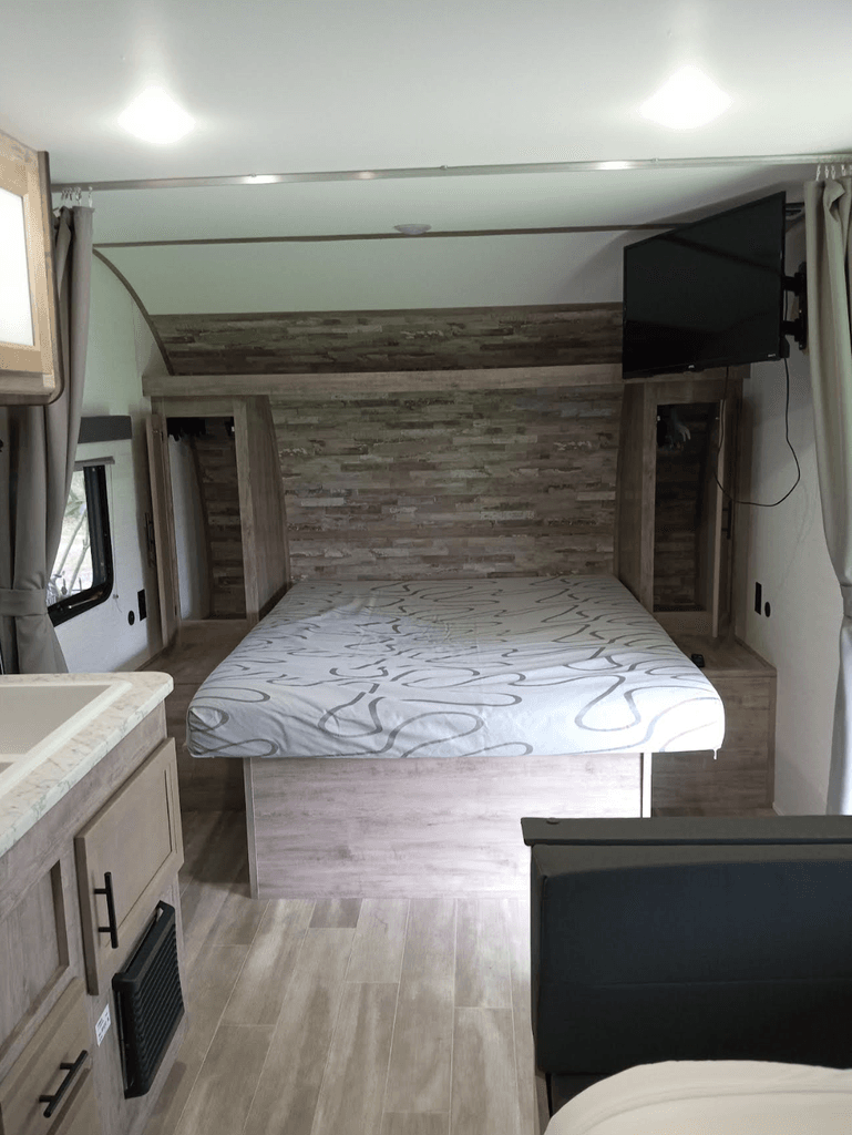 ＊ 2025 Gulf Stream Enlighten 25BH - National Vehicle