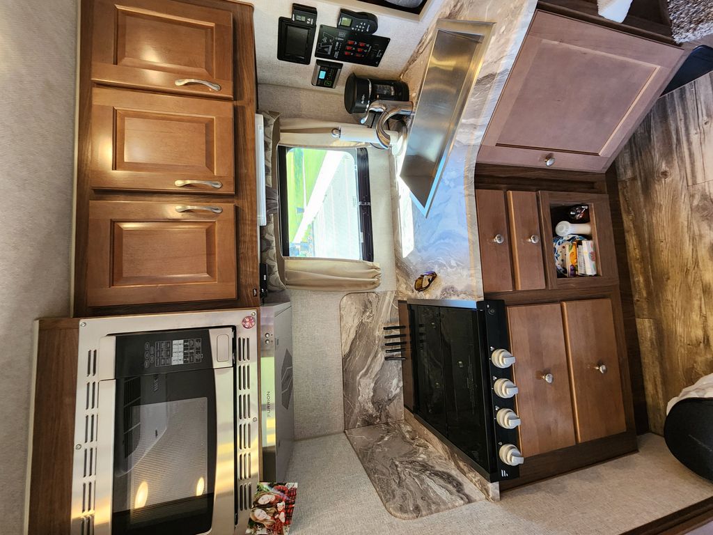 カン 2023 Arctic Fox Truck Camper 1150 - National Vehicle