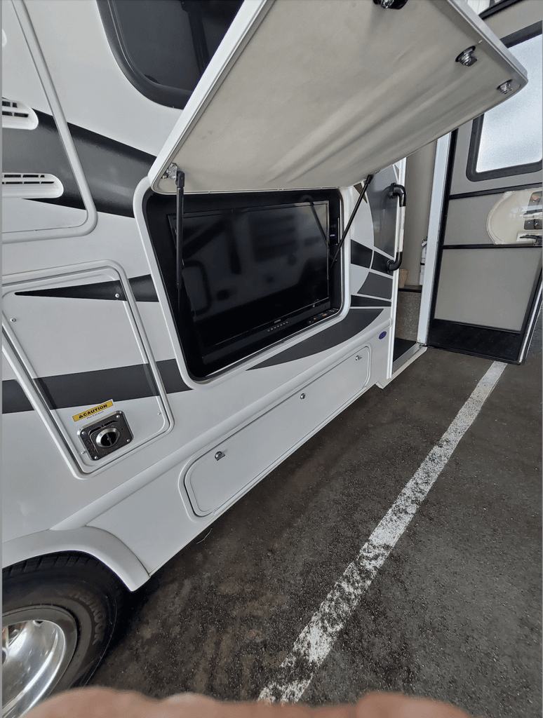 a　2000 2023 Thor Motor Coach Four Winds 25V - National Vehicle