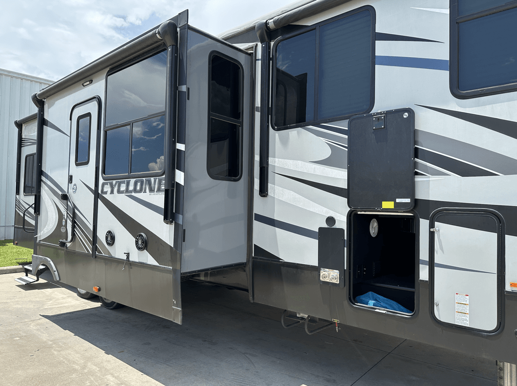 2019 Heartland Cyclone 3600 - National Vehicle