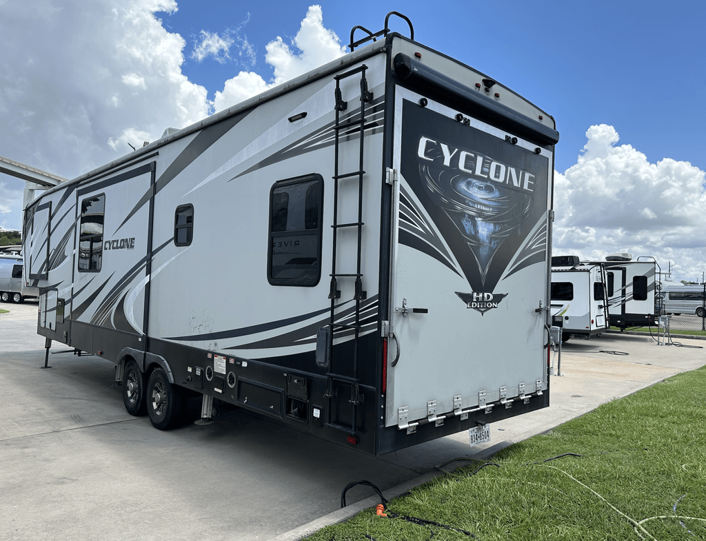 マコ 2019 Heartland Cyclone 3600 - National Vehicle