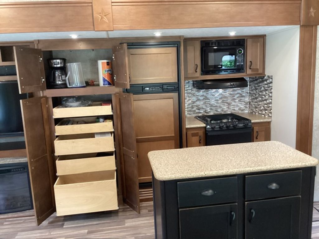 2016 Highland Ridge Light 319RLS - National Vehicle
