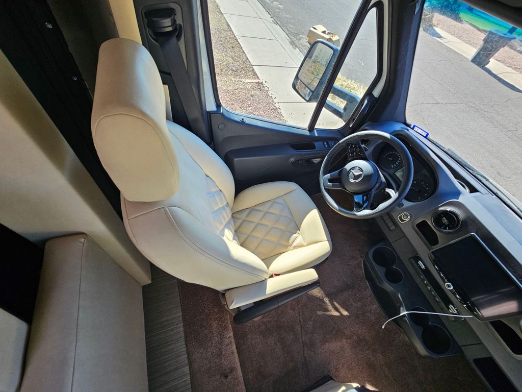 レイ 2022 Regency Ultra Brougham 25MB - National Vehicle