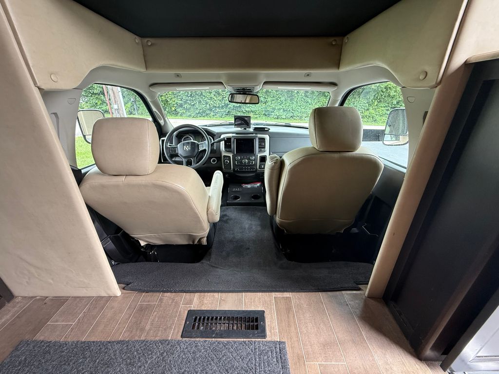 2020 Dynamax Isata 5 30FW - National Vehicle