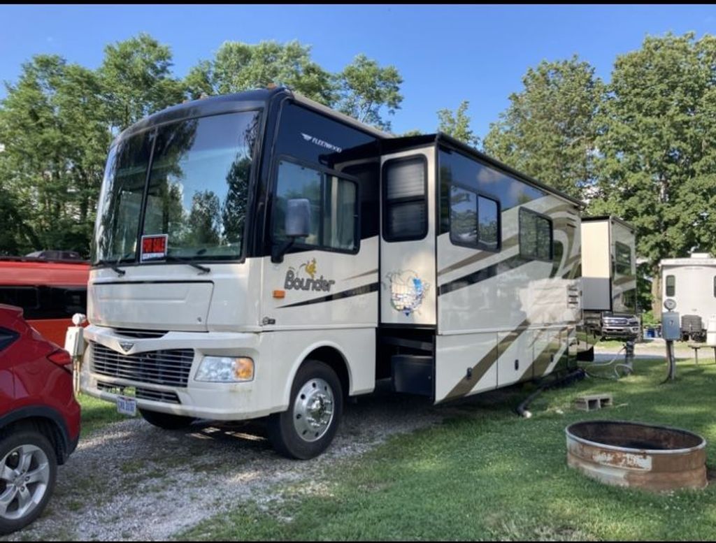 2008 Fleetwood Bounder 38P - National Vehicle