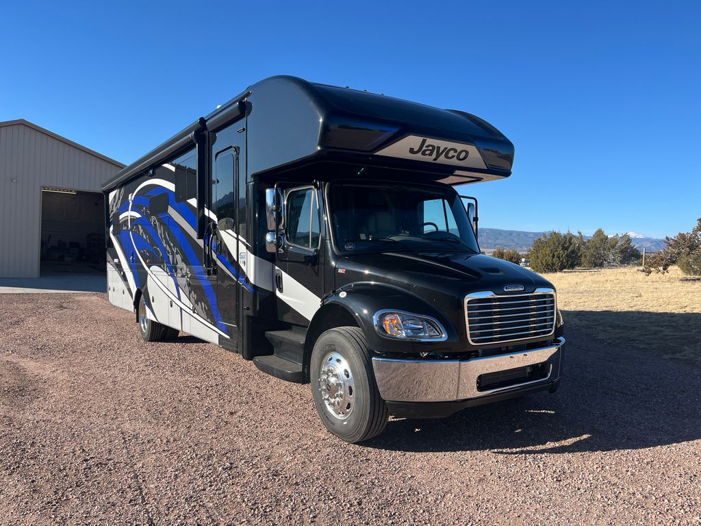 R 2022 Jayco Seneca 37M - National Vehicle