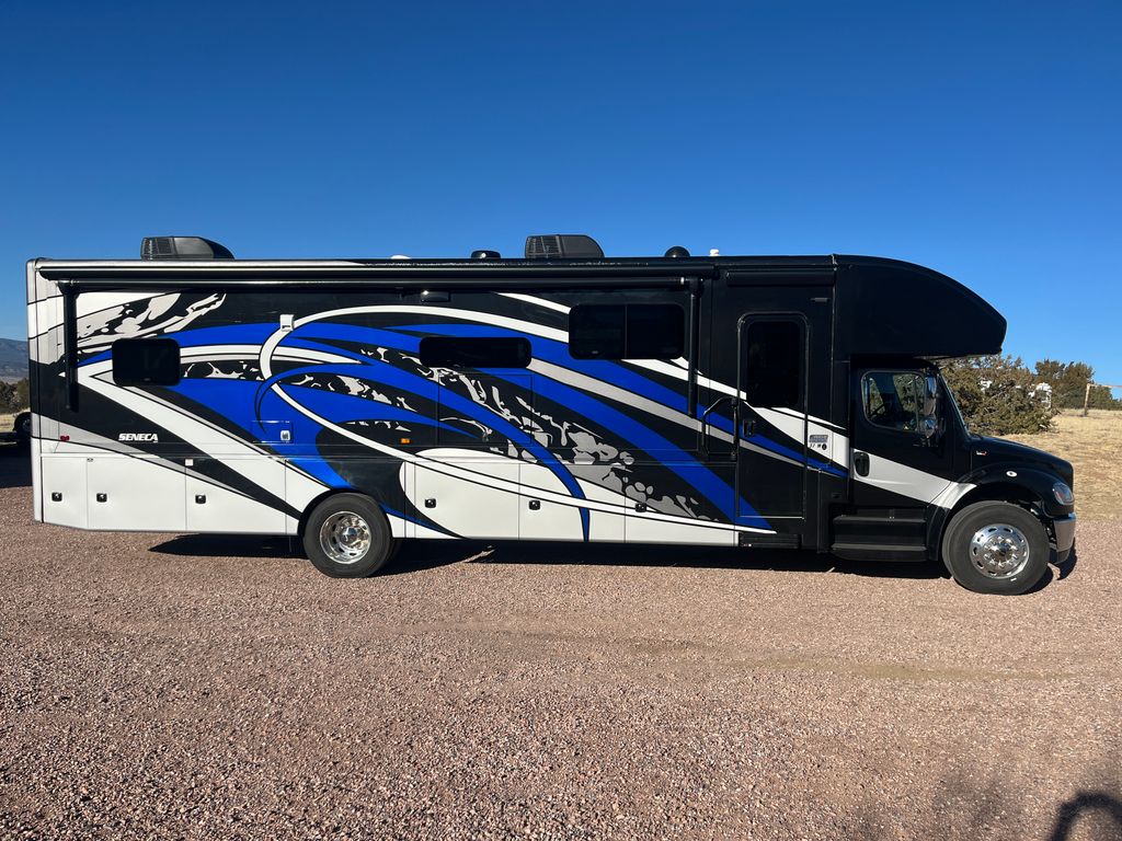 R 2022 Jayco Seneca 37M - National Vehicle