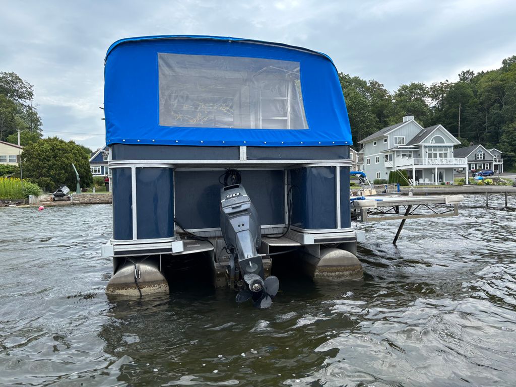 1991 Sun Tracker 30 Party Hut - National Vehicle
