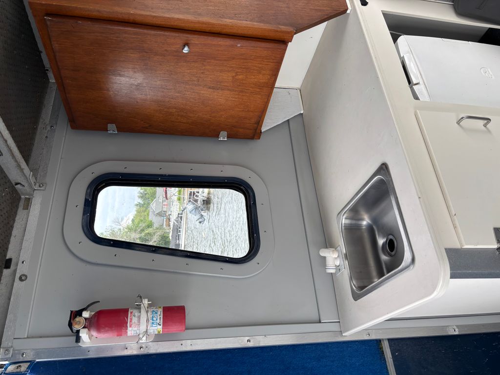 1991 Sun Tracker 30 Party Hut - National Vehicle