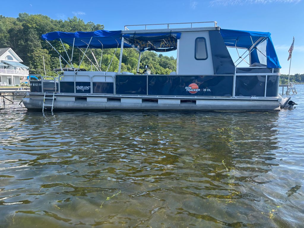 1991 Sun Tracker 30 Party Hut - National Vehicle