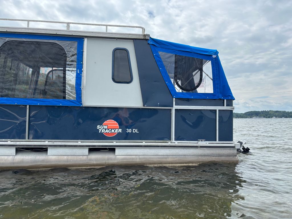 1991 Sun Tracker 30 Party Hut - National Vehicle